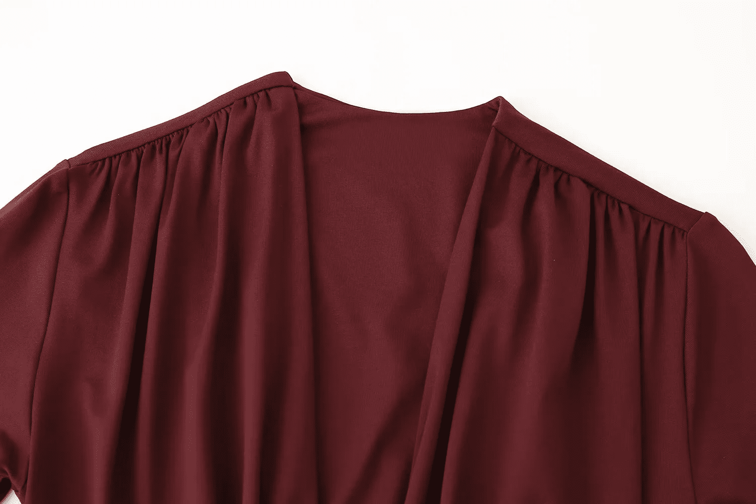 MIDI-KLEID MIT V-AUSSCHNITT UND RAFFUNGEN