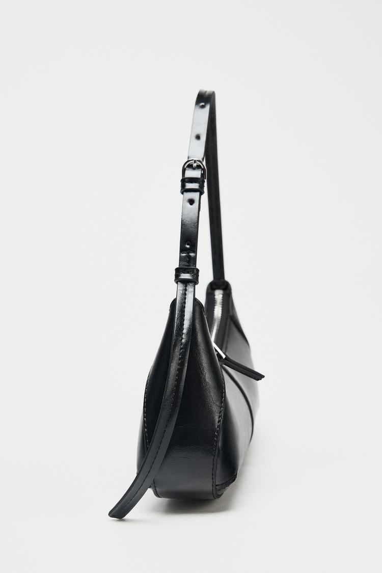 HALBMONDFÖRMIGE SCHULTERTASCHE