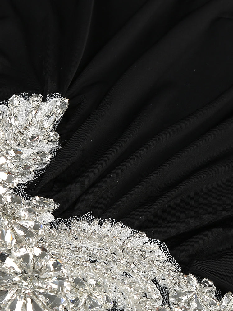 MINI-KLEID MIT STRASS-DETAIL UND SCHLEPPE