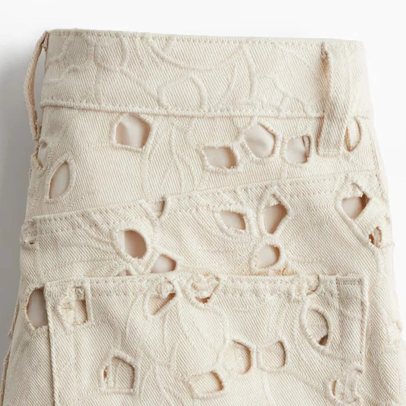 CUT-OUT JEANS IM BLUMEN-DESIGN