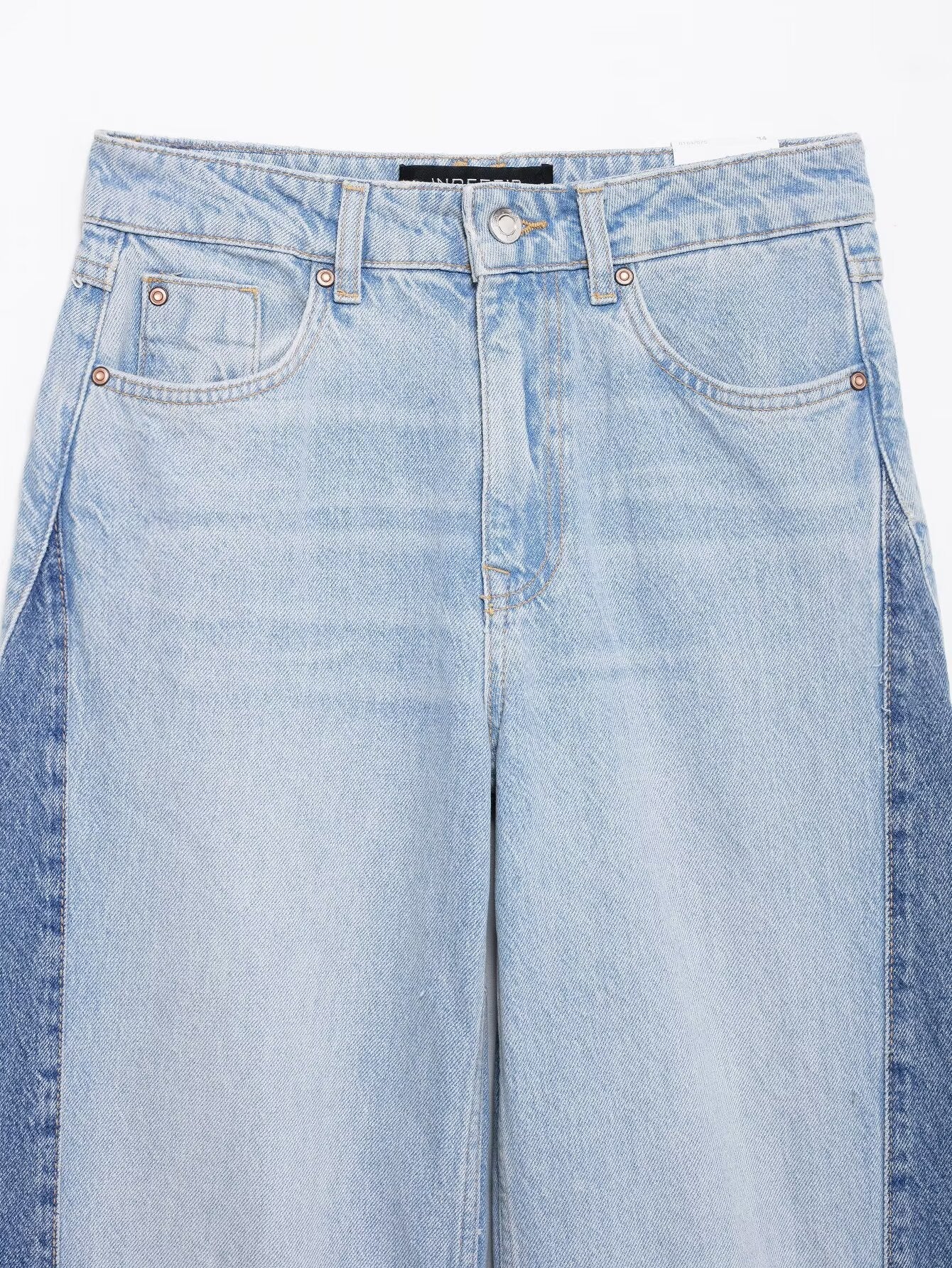 JEANS IM STREETWEAR-STIL