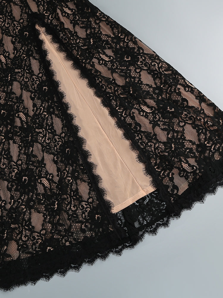 MAXI-KLEID MIT SPITZE UND HOHEM SCHLITZ