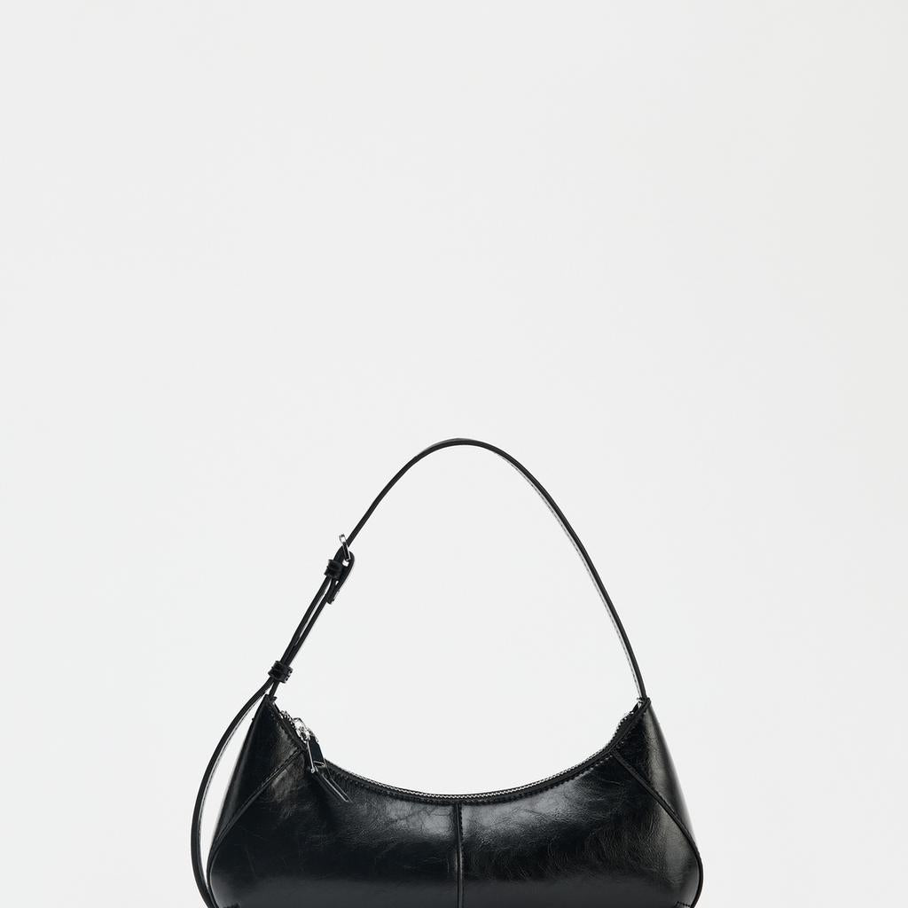 HALBMONDFÖRMIGE SCHULTERTASCHE