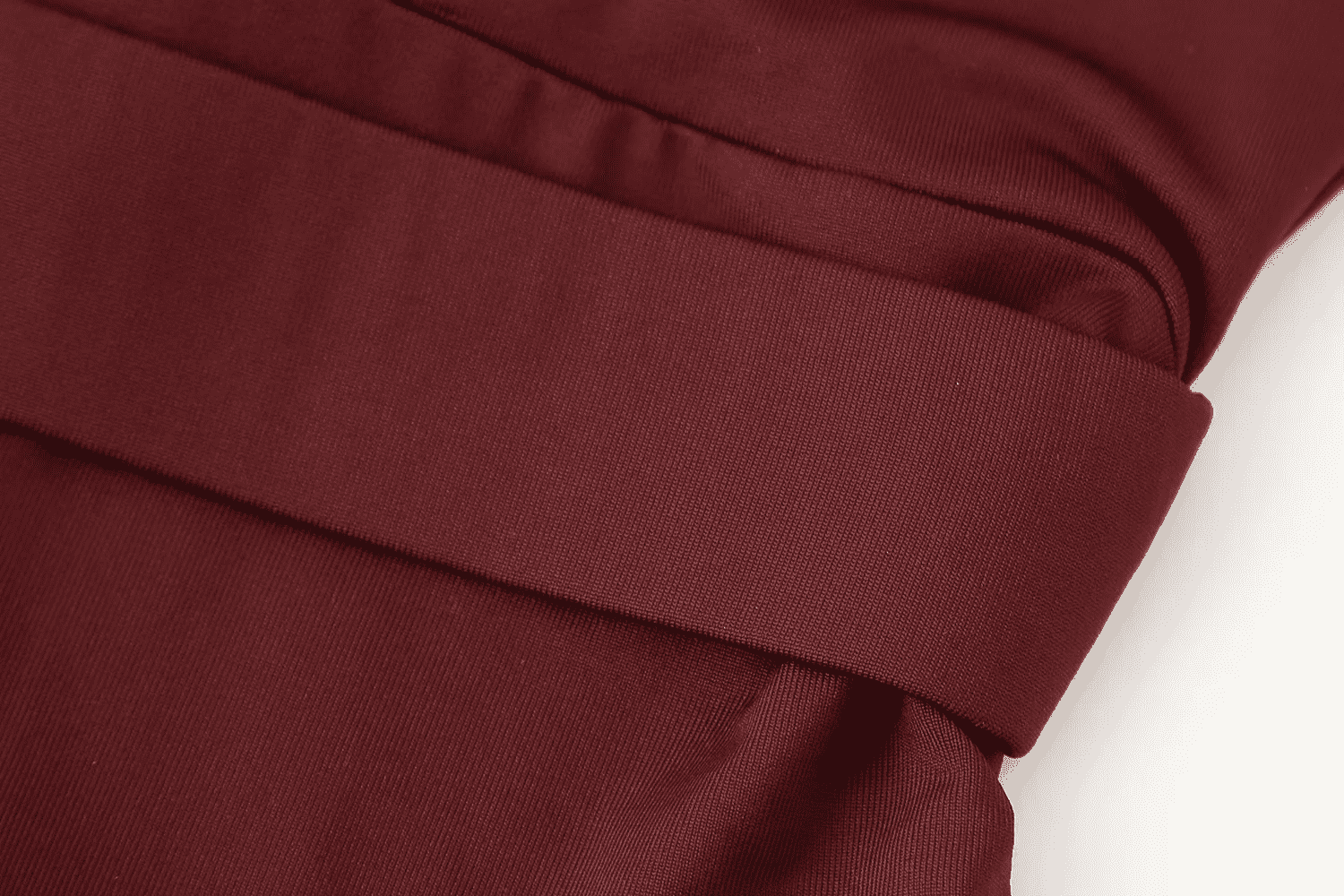 MIDI-KLEID MIT V-AUSSCHNITT UND RAFFUNGEN