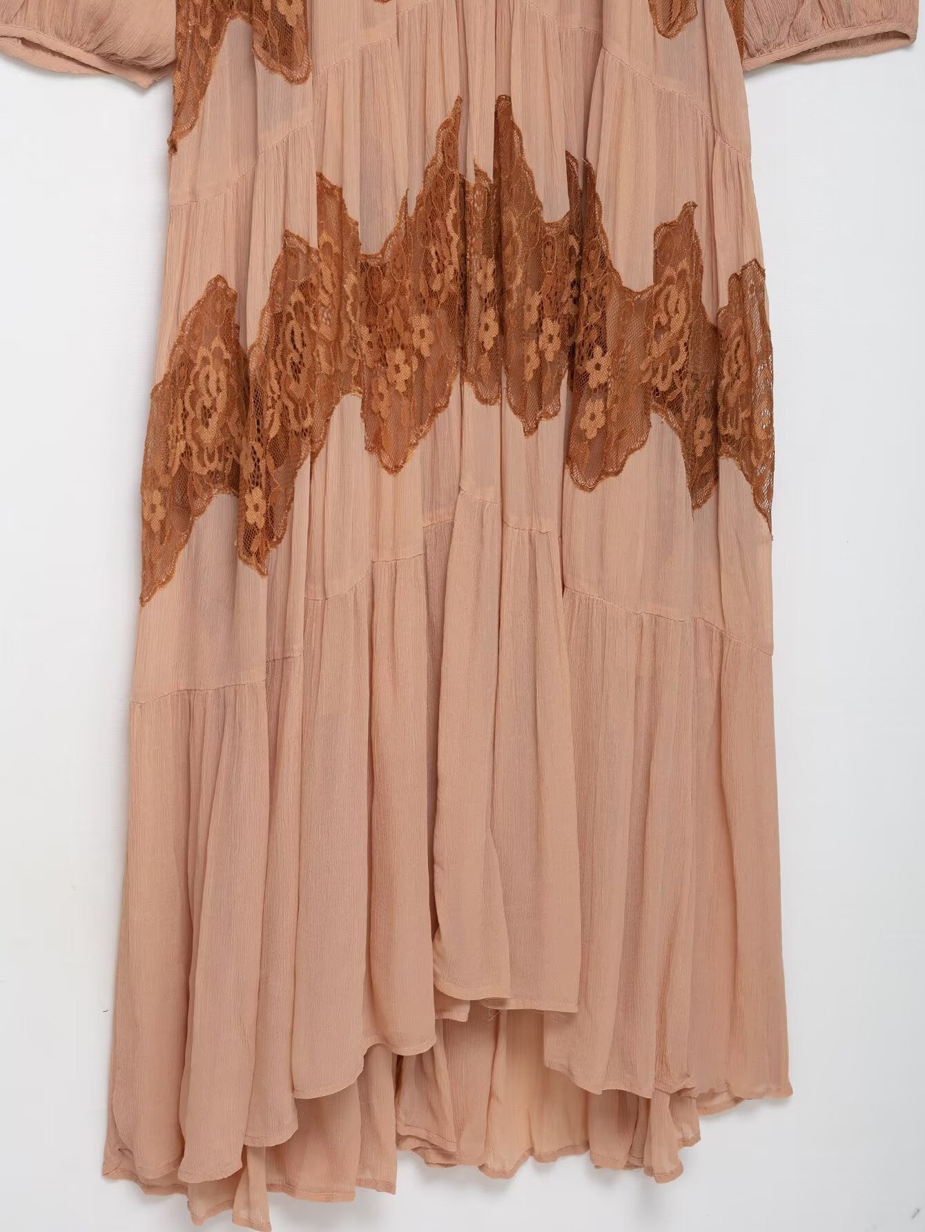 ELEGANTE MAXI-KLEID MIT SPITZEN-AKZENTEN