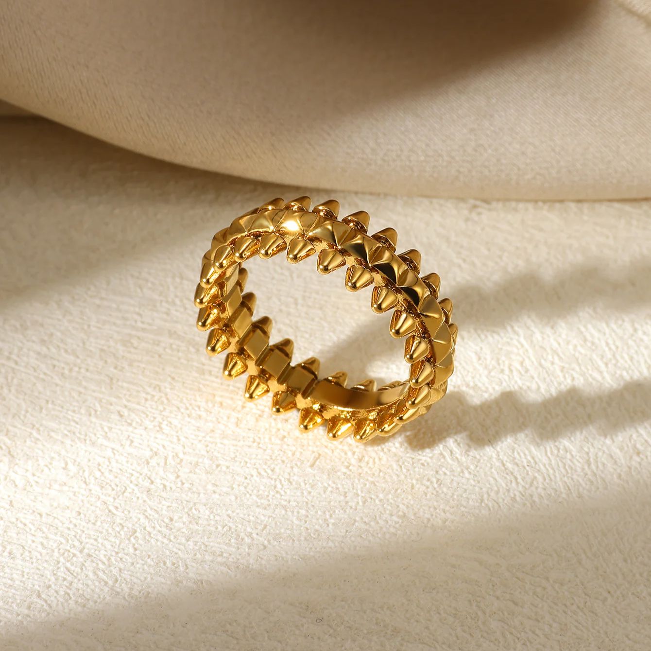 SPIKY RING