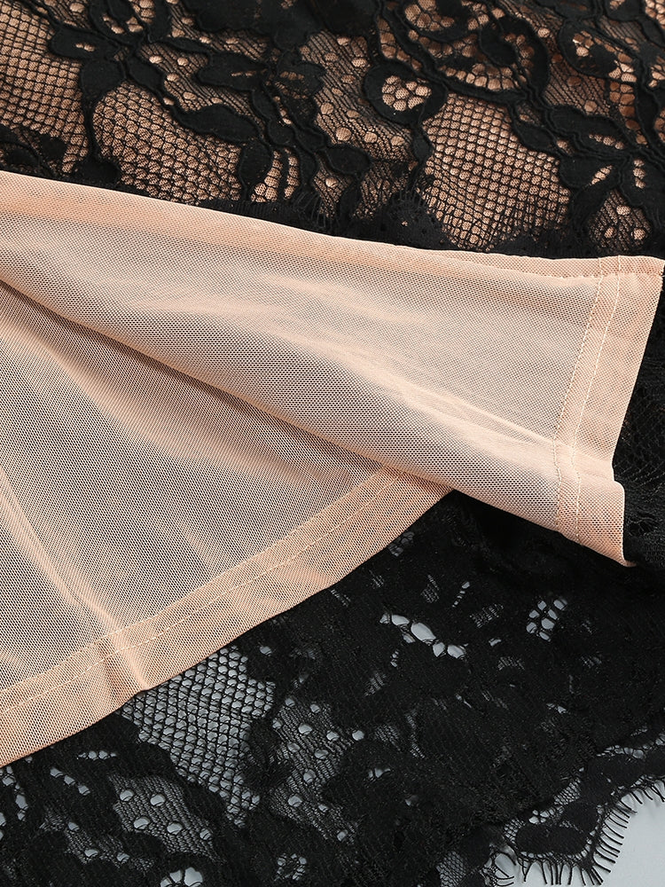 MAXI-KLEID MIT SPITZE UND HOHEM SCHLITZ