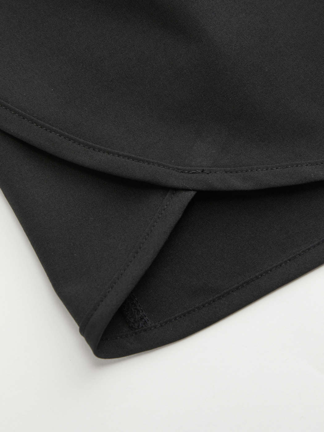 SPORTKLEID MIT INTEGRIERTEN SHORTS