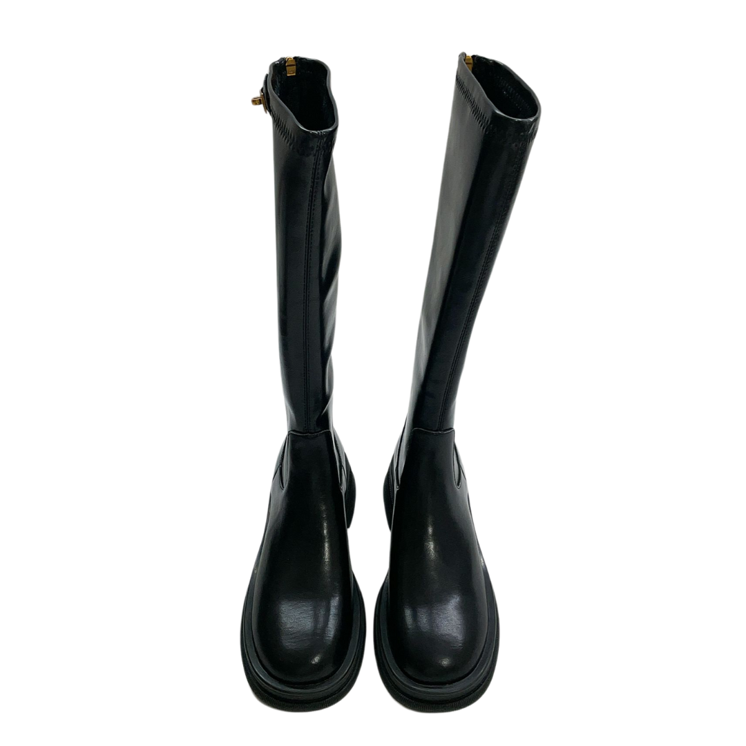Kniehohe Boots mit klobiger Sohle und goldenen Akzenten