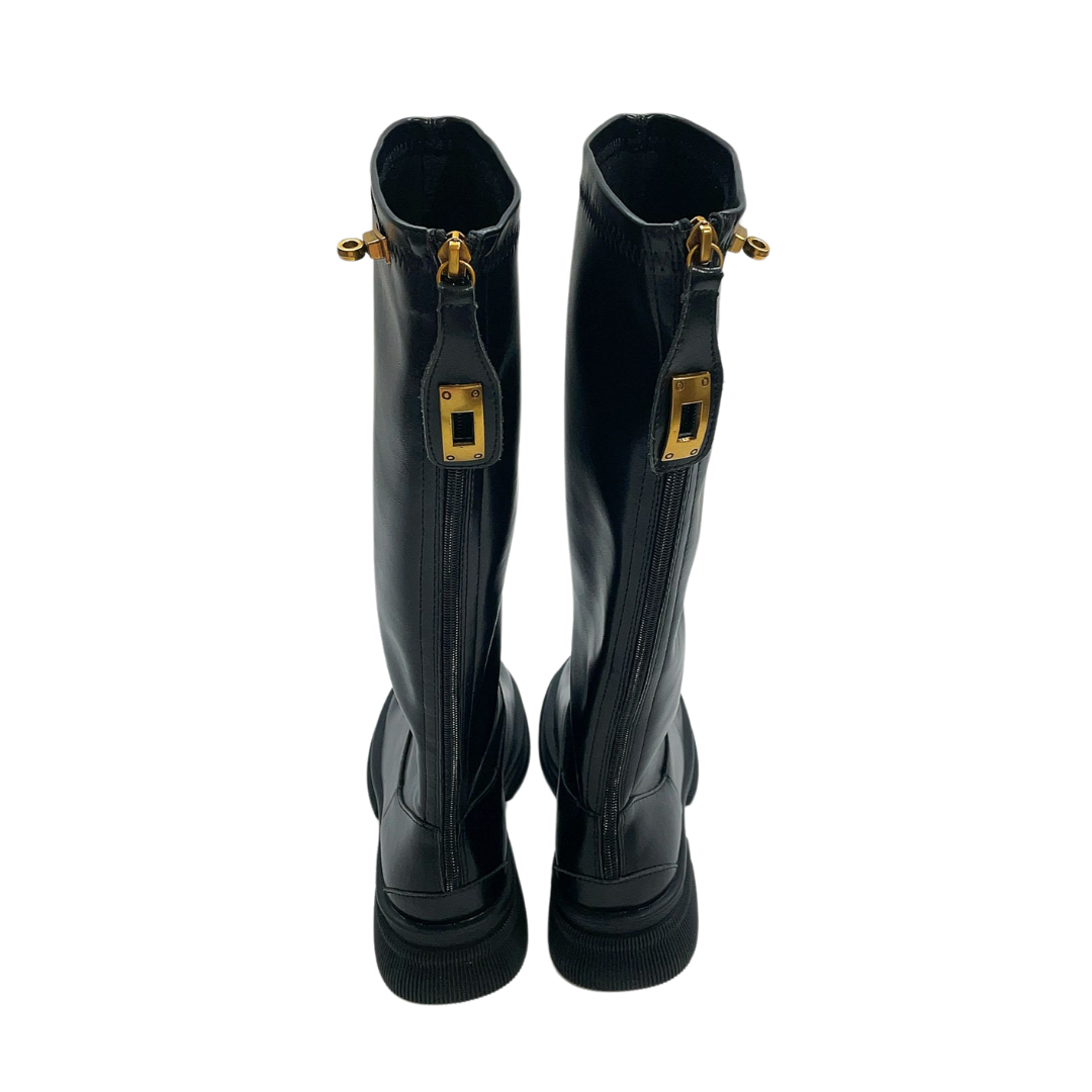 Kniehohe Boots mit klobiger Sohle und goldenen Akzenten